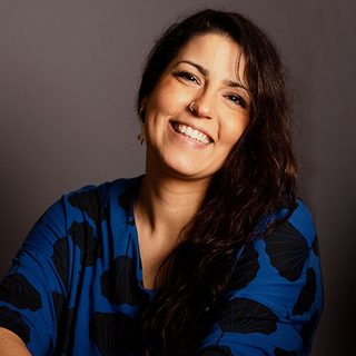 Mariajo Ilustrajo smiling at the camera.